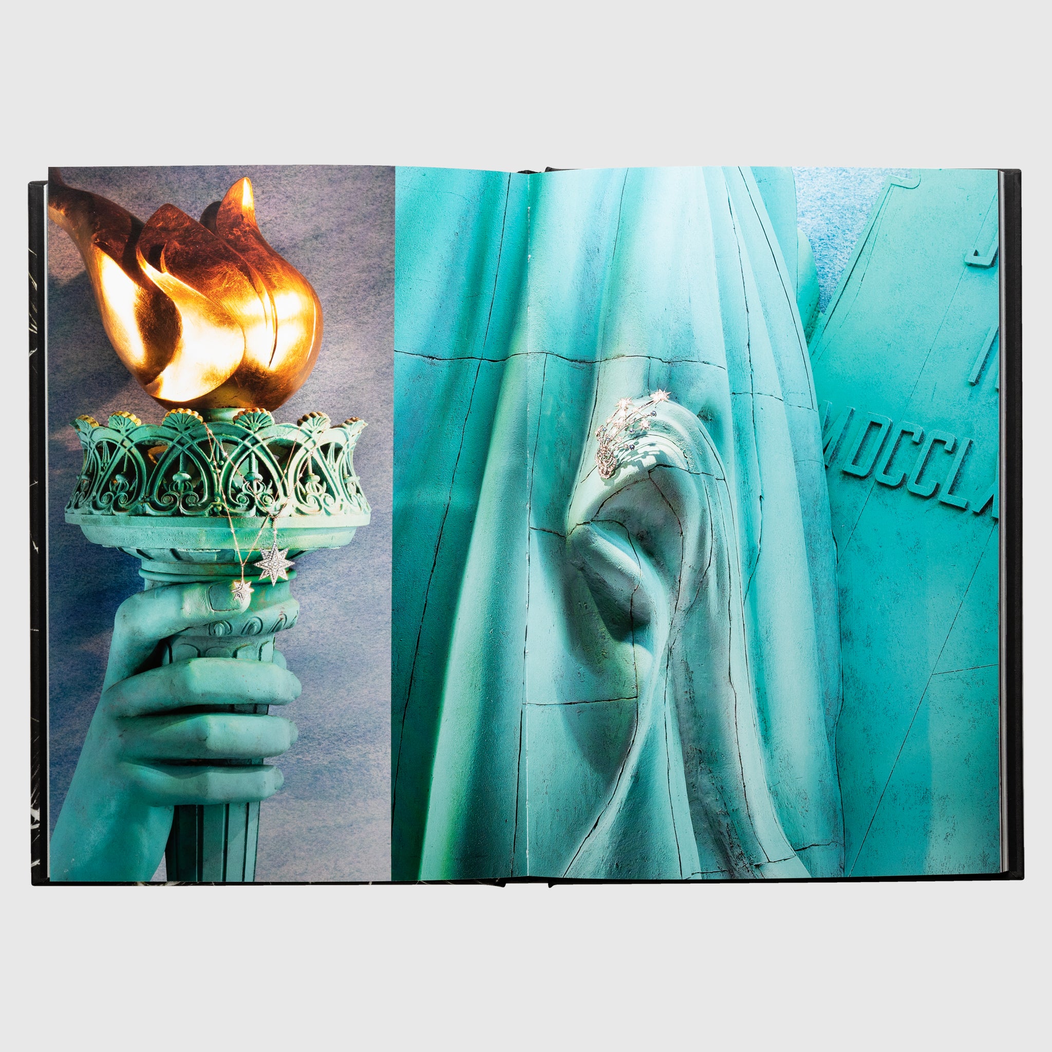 WINDOWS AT TIFFANY & CO. (ICON EDITION)
