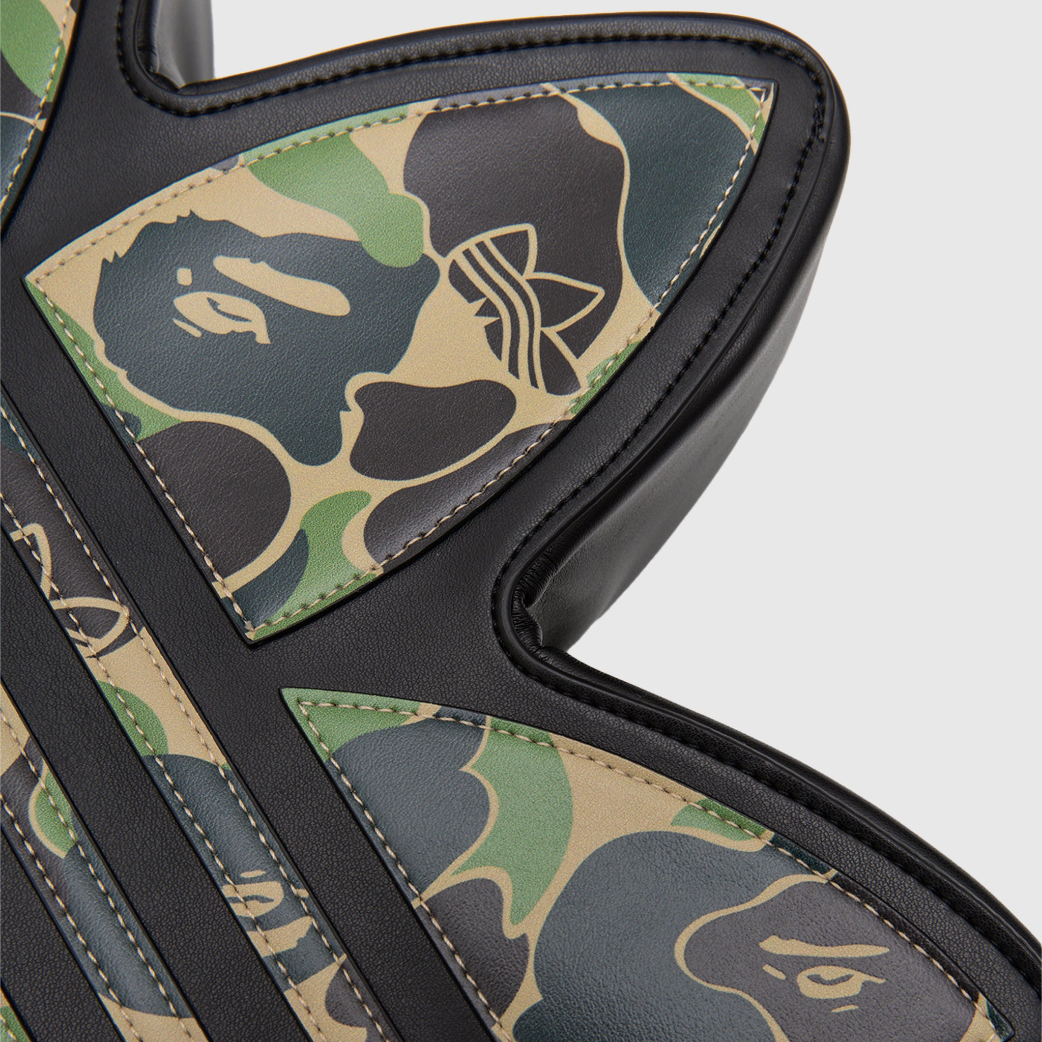 x BAPE TREFOIL SHOULDER BAG "BLACK"